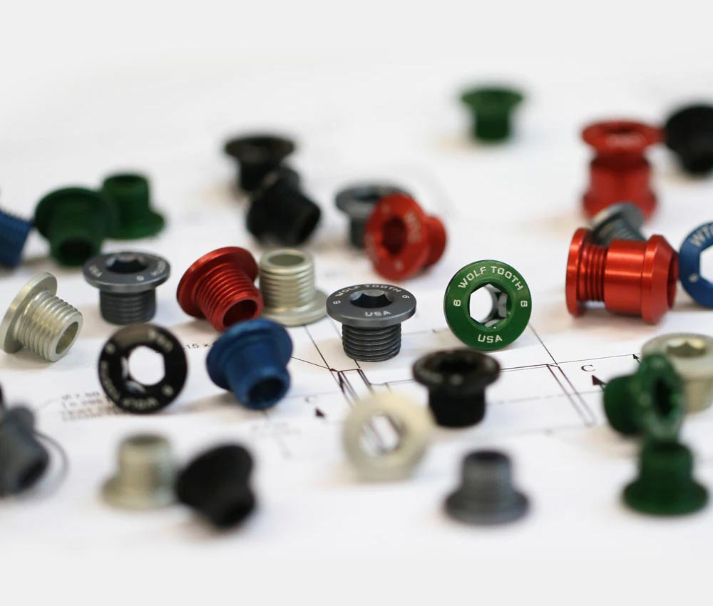 Wolf Tooth Kettenblattschrauben Set - M8x6mm 1-fach 4-Arm Aluminium Espresso 5 Wolf Tooth Kettenblattschrauben Set - M8x6mm 1-fach 4-Arm Aluminium Espresso – Bild 3